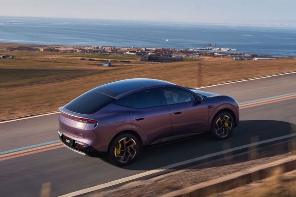 Eстествено, L03 не прилича много на Ferrari, но причината за това е, че тук Лопес и колегите му са били подчинени на една основна цел: да направят тази кола колкото е възможно по-аеродинамична. При коефициент 0.228, очевидно са успели. Само за сравнение, коефициентът при конкурента Skoda Elroq е 0.26. Ниското съпротивление на L03 води до среден разход на енергия от 15.3 киловатчаса за 100 км по европейския тестов цикъл - отлично постижение. 

